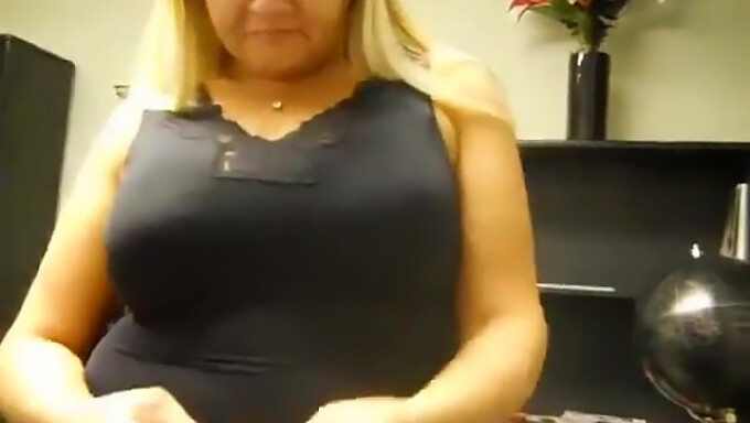 Η Χαριτωμένη Και Αφράτη Webcam Milf Δείχνει Τα Μεγάλα, Φυσικά Της Βυζιά