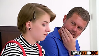 Štíhlá Teenka S Malými Prsy Je Prstována A Šukána