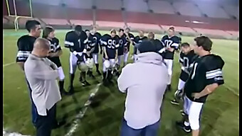 Hele Voetbalteam Neukt Om De Beurt Een Hete Cheerleader