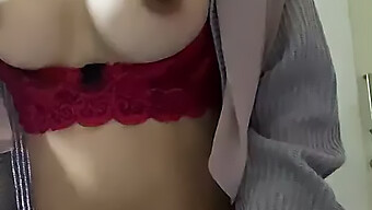 亚洲少女sange Bugil在自制视频中展示她的挺拔乳房