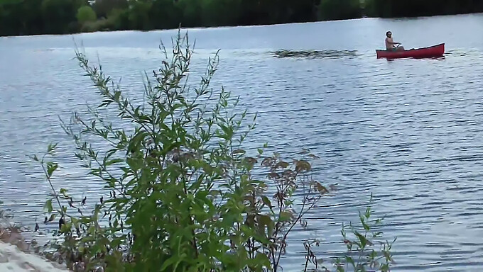 Video S 60 Sličicami Na Sekundo, V Katerem Dekle Razkazuje Svoje Joške