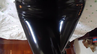 Femdom Mistress V Latexu Z Mobilů